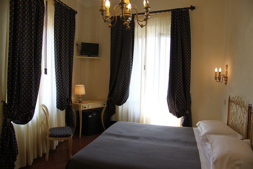 Hotel La Cisterna Сан-Джиминьяно Экстерьер фото