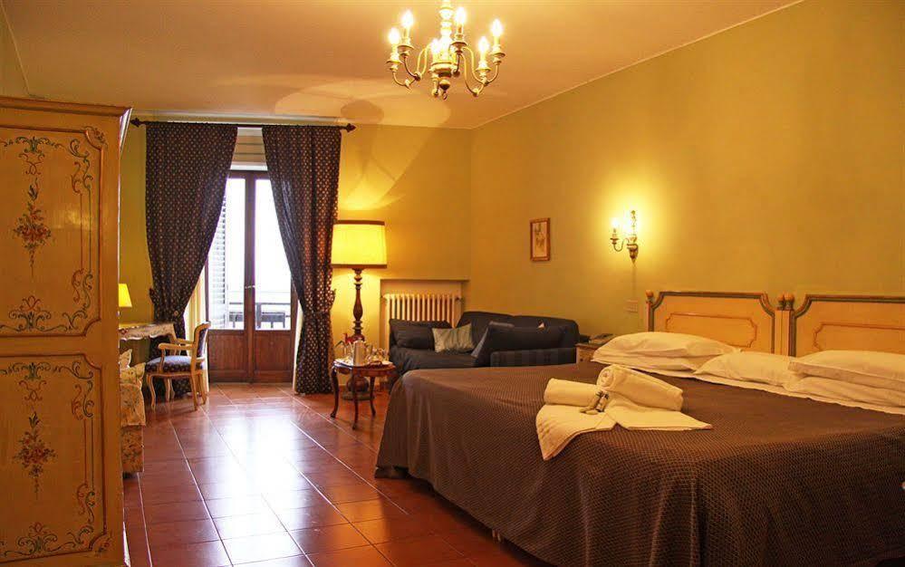 Hotel La Cisterna Сан-Джиминьяно Экстерьер фото